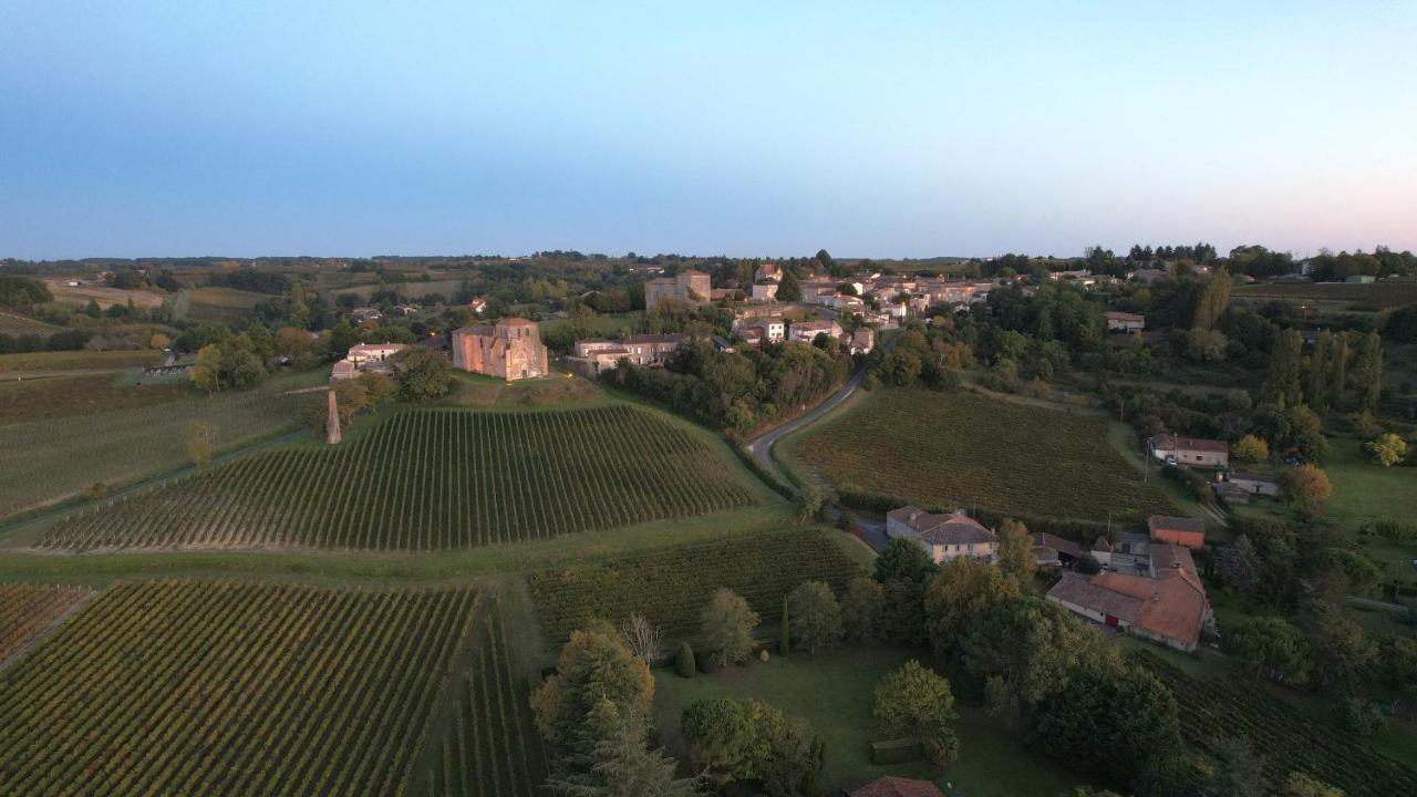 Pujols  Romantic Gite Nr St Emilion With Private Pool And Views To Die For מראה חיצוני תמונה
